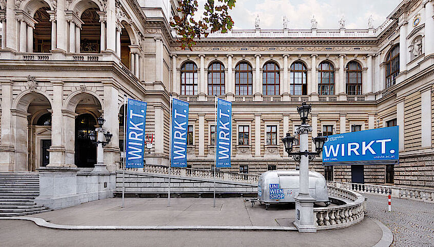 Foto: derknopfdruecker.com Eingang zum Hauptgebäude der Universität Wien.