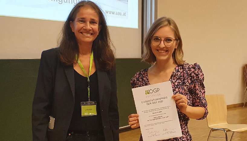 Verleihung Dissertationspreis der ÖGP, im Bild Judith Glück und Julia Holzer.